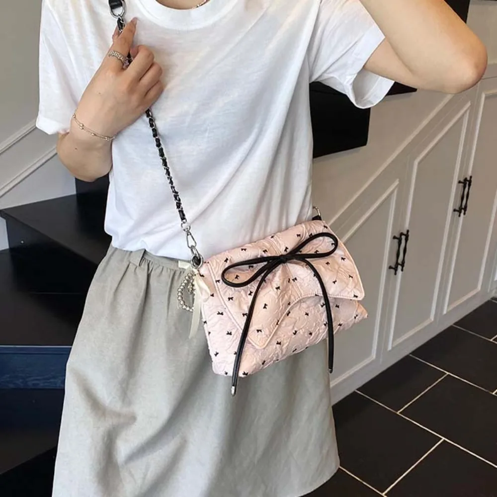 Sweet French Chain Bag Ribbon Pendant Large Capacity Bow PU Shoulder Pouch Texture Korean Style Women Crossbody Bag Women
Sweet French Chain Bag Ribbon Pendant Large Capacity Bow PU Shoulder Pouch Texture Korean Style Women Crossbody Bag Women