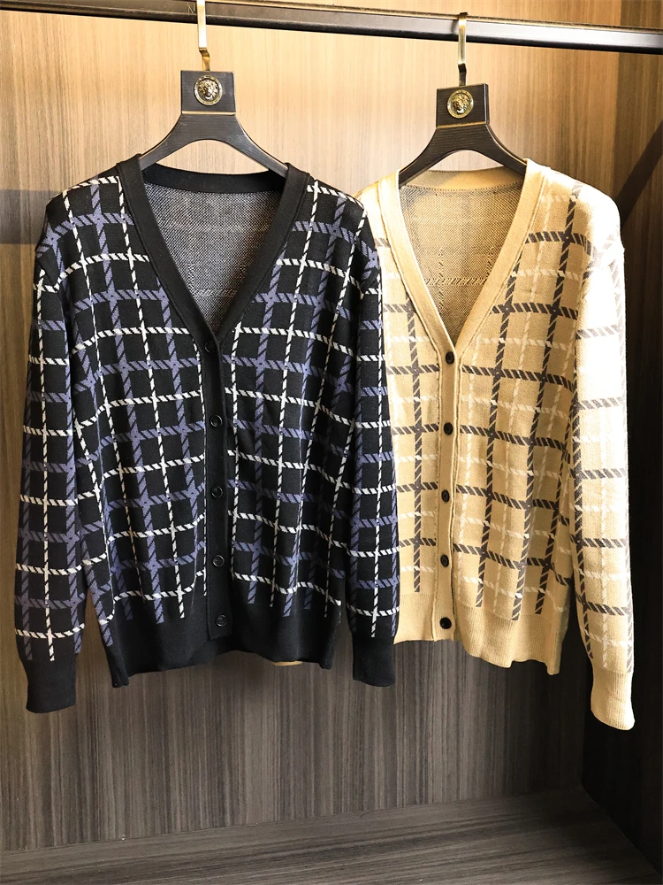 Retro Japanese Style Wool Blend Knitted Cardigan Men's Autumn Winter V-Neck Warm Plaid Texture Versatile Fashion City Wear
Retro Japanese Style Wool Blend Knitted Cardigan Men's Autumn Winter V-Neck Warm Plaid Texture Versatile Fashion City Wear