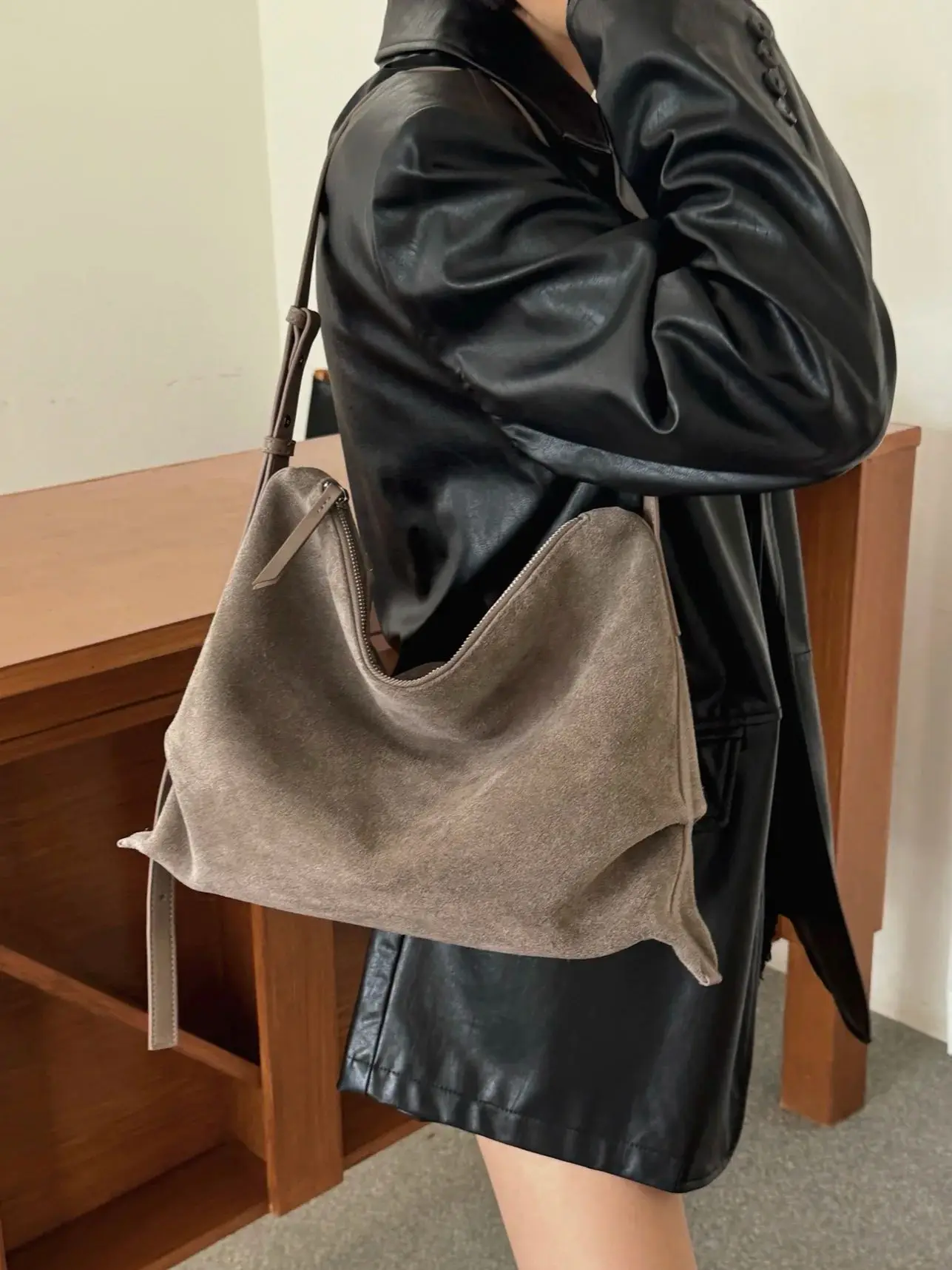 Натуральная кожаная женская сумка через плечо, люксовая дизайнерская сумка-тоут из воловьей кожи, женская сумка на плечо, новое качество
Натуральная кожаная женская сумка через плечо, люксовая дизайнерская сумка-тоут из воловьей кожи, женская сумка на плечо, новое качество