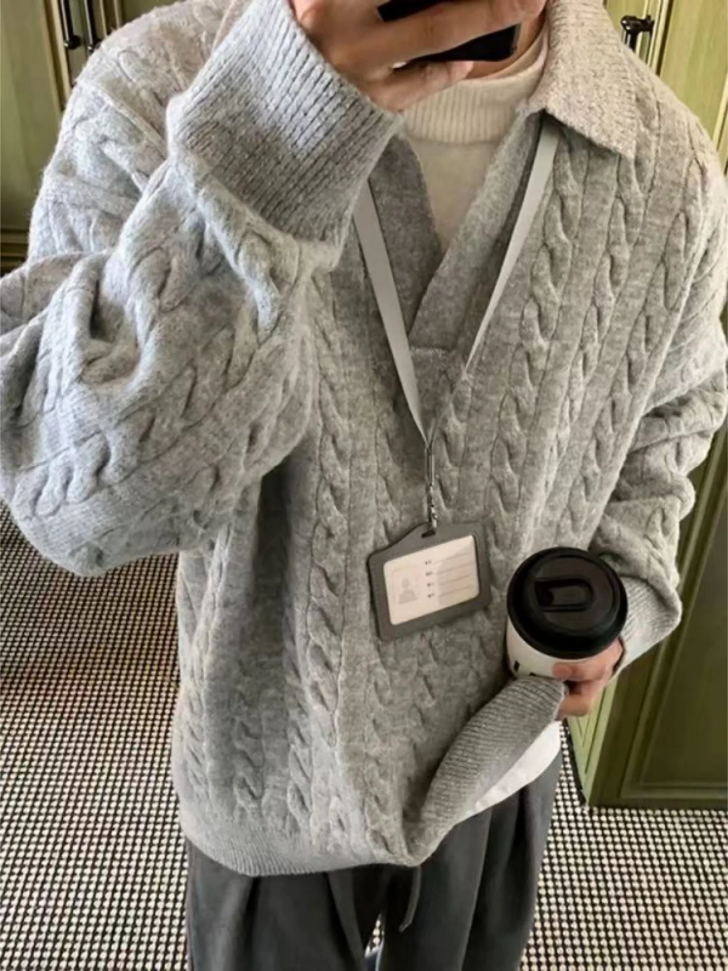 Синяя вязаная рубашка с длинным рукавом для мужчин, модная осенне-зимняя модель с высоким воротником, вязаный свитер с узором косы, повседневная одежда, удобный крой.
Синяя вязаная рубашка с длинным рукавом для мужчин, модная осенне-зимняя модель с высоким воротником, вязаный свитер с узором косы, повседневная одежда, удобный крой.