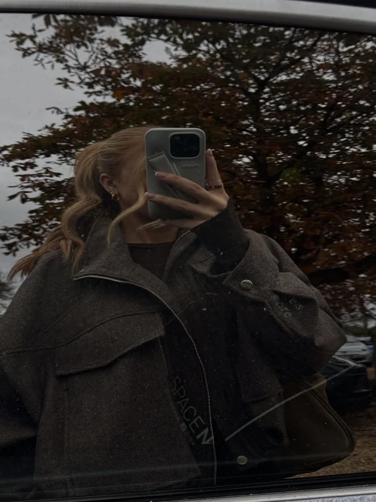 Chic Women's Elegant Woolen Blend Coat Zipper Long Sleeve Pocket Bomber Jacket Female Soft Woolen Loose Streetwear Coats
Chic Women's Elegant Woolen Blend Coat Zipper Long Sleeve Pocket Bomber Jacket Female Soft Woolen Loose Streetwear Coats