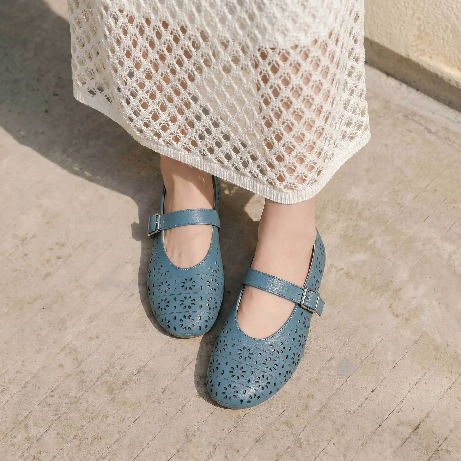 Birkuir Retro Mary Jane Flats Shoes For Women Hollow Out Flat Heel Buckle Luxury Genuine Leather Low Heel Casual Beach Shoes
Birkuir Retro Mary Jane Flats Shoes For Women Hollow Out Flat Heel Buckle Luxury Genuine Leather Low Heel Casual Beach Shoes