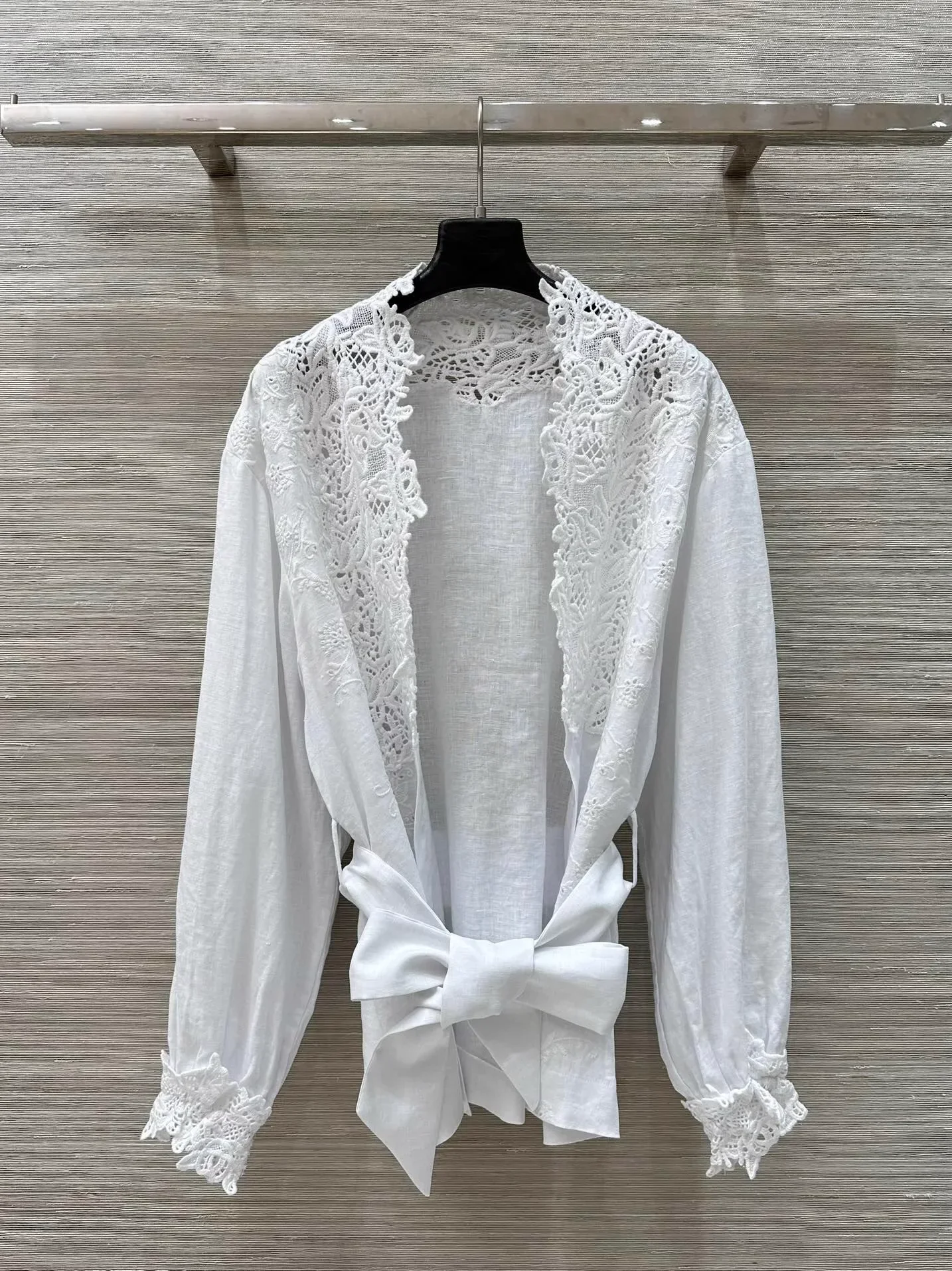 Женский белый комплект с тяжелой вышивкой, блузка с длинными рукавами и v-образным вырезом на шнуровке на талии + прямые широкие брюки с эластичной резинкой на талии, повседневный костюм
Женский белый комплект с тяжелой вышивкой, блузка с длинными рукавами и v-образным вырезом на шнуровке на талии + прямые широкие брюки с эластичной резинкой на талии, повседневный костюм