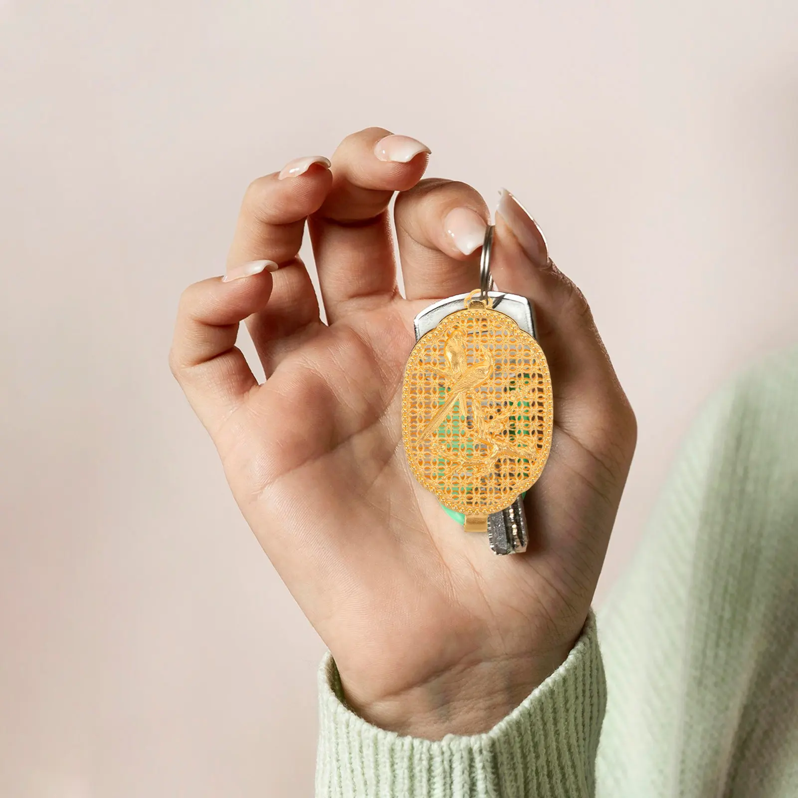 Изящный медный аромадиффузор-кулон для женщин, ажурный, с дизайном в виде сороки, винтажный, для эфирных масел
Изящный медный аромадиффузор-кулон для женщин, ажурный, с дизайном в виде сороки, винтажный, для эфирных масел