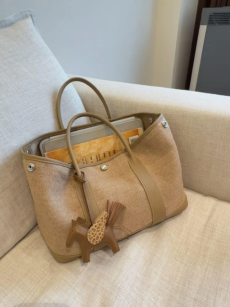 Khaki Large Capacity Women's Bag 2026 New Style Luxury Minimalist Summer Hit Elegant Commuter Bag Soft Handbag Pure Color
Khaki Large Capacity Women's Bag 2026 New Style Luxury Minimalist Summer Hit Elegant Commuter Bag Soft Handbag Pure Color