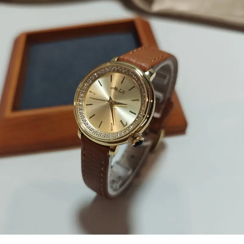 Новые минималистичные и элегантные женские часы с кожаным ремешком и круглым циферблатом. Изысканные женские наручные часы. Модные кварцевые часы.
Новые минималистичные и элегантные женские часы с кожаным ремешком и круглым циферблатом. Изысканные женские наручные часы. Модные кварцевые часы.