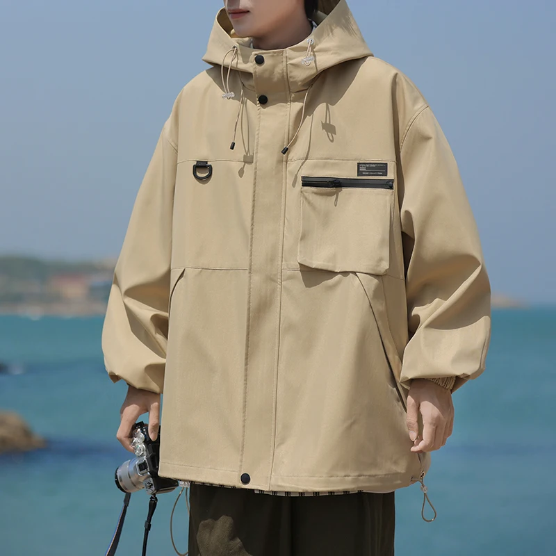 Мужская рабочая куртка цвета хаки, новая весенне-осенняя свободная функциональная ветровка для пар, с длинными рукавами, на молнии, с декоративным капюшоном
Мужская рабочая куртка цвета хаки, новая весенне-осенняя свободная функциональная ветровка для пар, с длинными рукавами, на молнии, с декоративным капюшоном