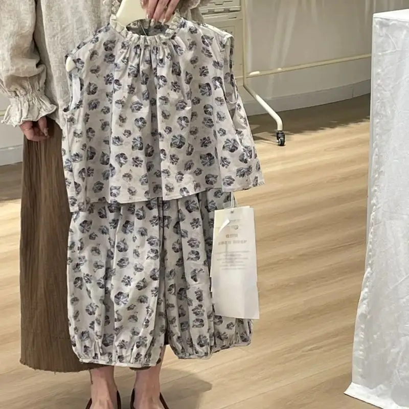Girls' Summer Suit 2024 Summer New Retro Niche Children's Clothing Baby Girl Floral Vest Wide Leg Pants Clothes
Girls' Summer Suit 2024 Summer New Retro Niche Children's Clothing Baby Girl Floral Vest Wide Leg Pants Clothes