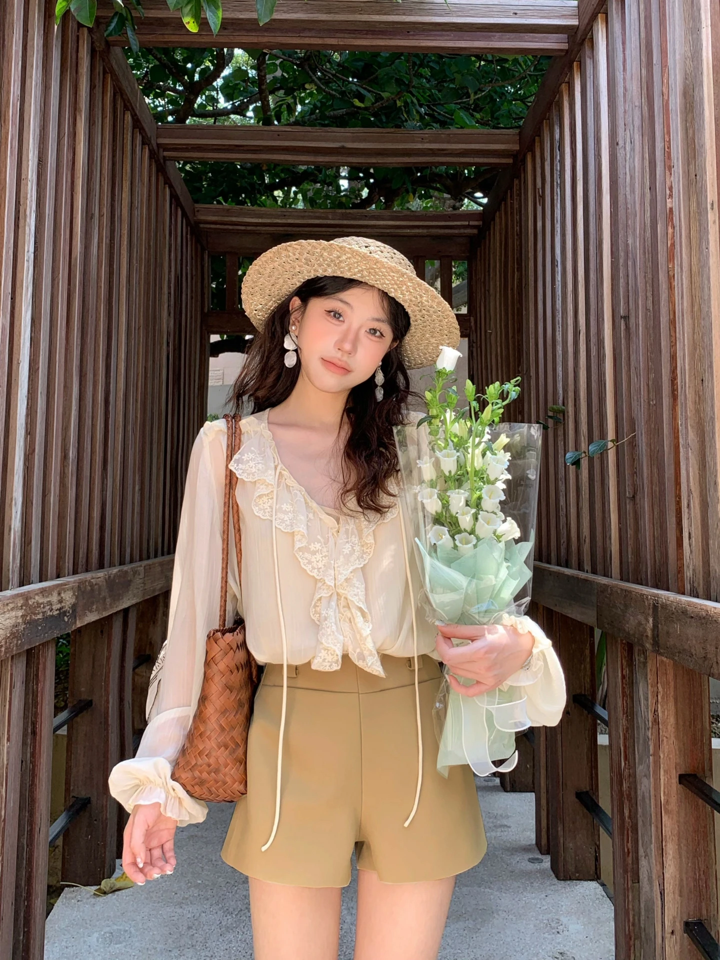 Moby Lace V-neck Loose Shirt Silk Texture Bell Sleeve Women's French Style Top Breathable Slimming Pure Color Summer Shirt
Moby Lace V-neck Loose Shirt Silk Texture Bell Sleeve Women's French Style Top Breathable Slimming Pure Color Summer Shirt