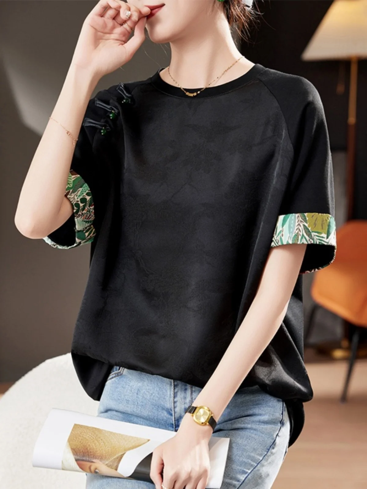 Black Short Sleeve T-Shirt Women's Heavy Embroidery Splicing Design Trendy Summer Thin Fashion Versatile Base Shirt
Black Short Sleeve T-Shirt Women's Heavy Embroidery Splicing Design Trendy Summer Thin Fashion Versatile Base Shirt