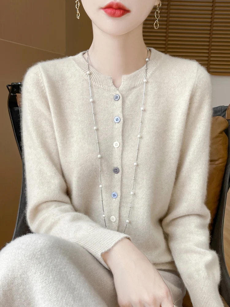 Осень и зима, новый кардиган из 100% чистого кашемира, женский вязаный свитер с круглым вырезом и длинными рукавами, свободный кашемировый свитер, пальто.
Осень и зима, новый кардиган из 100% чистого кашемира, женский вязаный свитер с круглым вырезом и длинными рукавами, свободный кашемировый свитер, пальто.