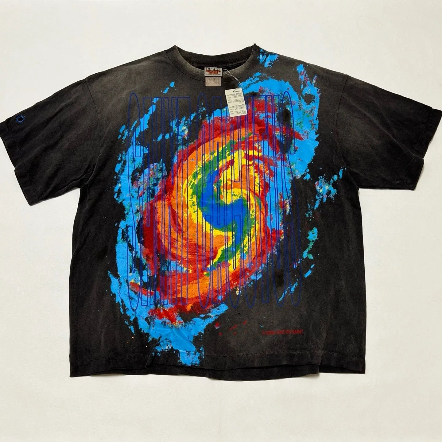 Saint Mxxxxxx Collaborative Edition CPFM Meteorological Cyclone Pattern Printed Waed round Ne ort Sve T-irt
Saint Mxxxxxx Collaborative Edition CPFM Meteorological Cyclone Pattern Printed Waed round Ne ort Sve T-irt