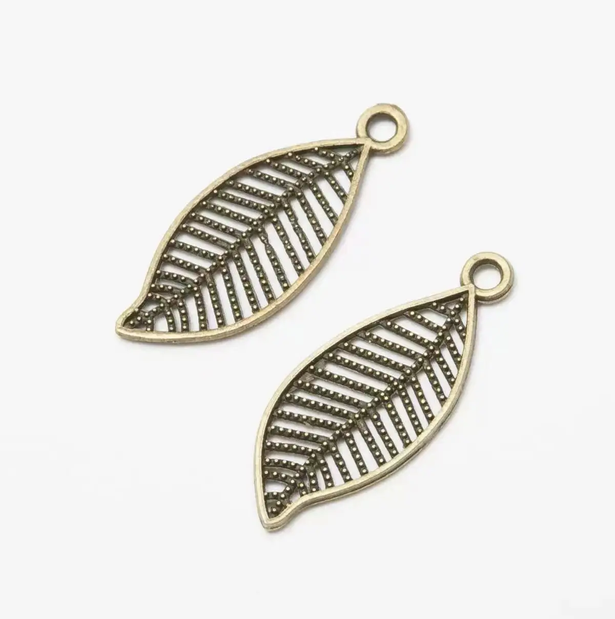 35pcs 27*11mm Hollow leaf design pendants for jewelry findings Zinc alloy metal HWL2630
35pcs 27*11mm Hollow leaf design pendants for jewelry findings Zinc alloy metal HWL2630