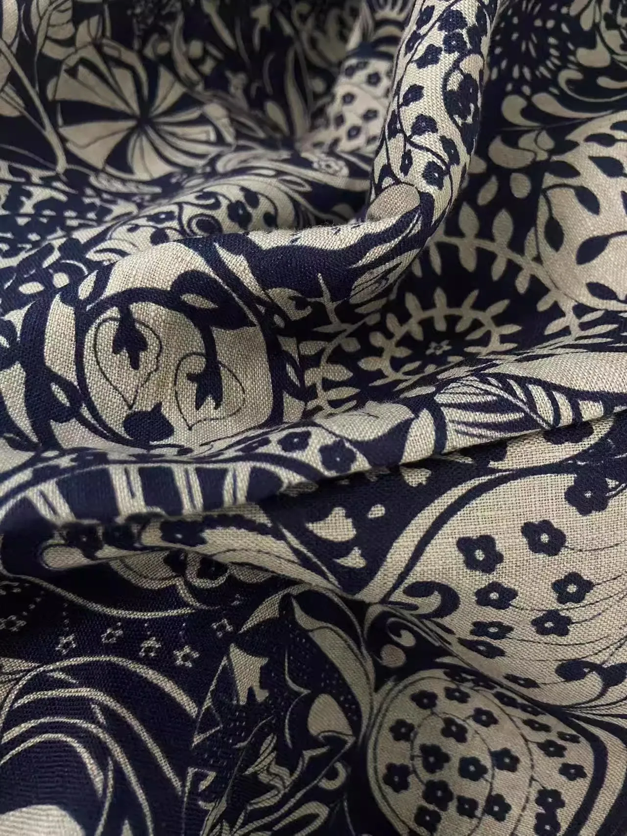 1yard natural ramie fabric Blue and white elegant printing tissu Skirt dress shirt bag cheongsam fabric for clothing
1yard natural ramie fabric Blue and white elegant printing tissu Skirt dress shirt bag cheongsam fabric for clothing