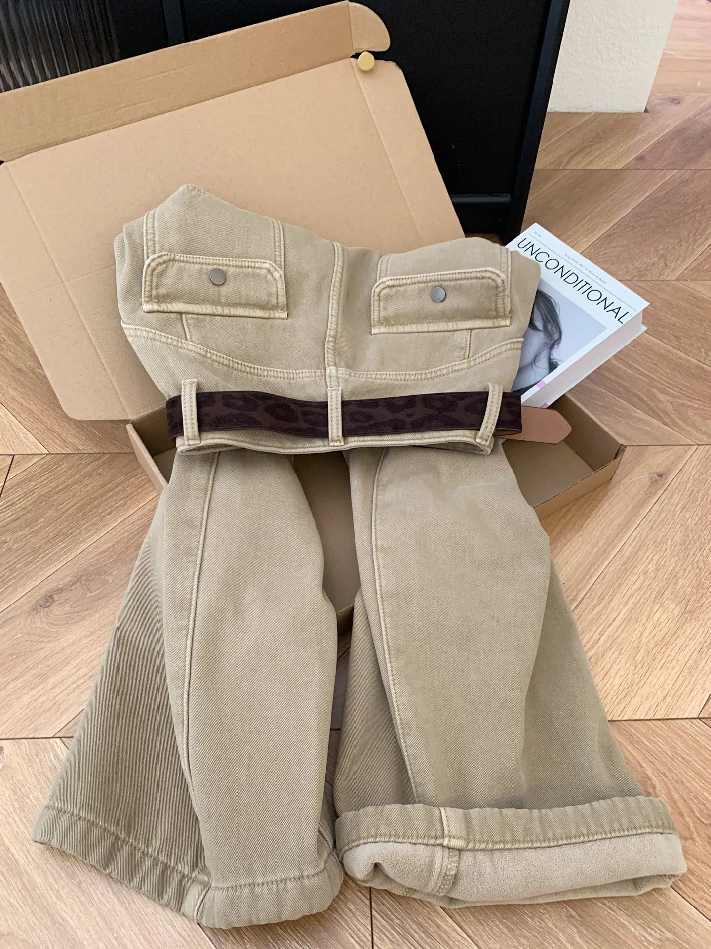 Retro Comfortable Khaki Denim Jeans Women's Versatile Slim Straight Leg Casual Pants Spring 2026 High Waist Wide Leg Jeans
Retro Comfortable Khaki Denim Jeans Women's Versatile Slim Straight Leg Casual Pants Spring 2026 High Waist Wide Leg Jeans
