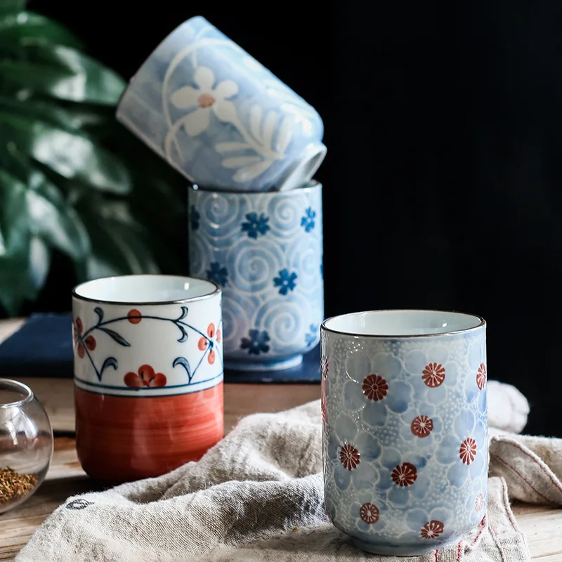 Japanese Style Handmade Blue And White Porcelain Tea Cup Handleless Ceramic Creative Straight Body Cup for Home Use
Japanese Style Handmade Blue And White Porcelain Tea Cup Handleless Ceramic Creative Straight Body Cup for Home Use