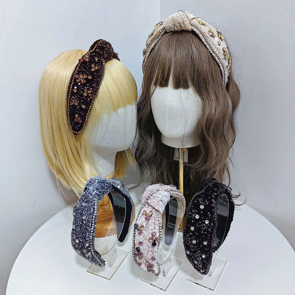 Новая модная повязка для волос из ткани в стиле барокко с сердечками и блестками и бриллиантами, женские аксессуары для волос, головные уборы
Новая модная повязка для волос из ткани в стиле барокко с сердечками и блестками и бриллиантами, женские аксессуары для волос, головные уборы