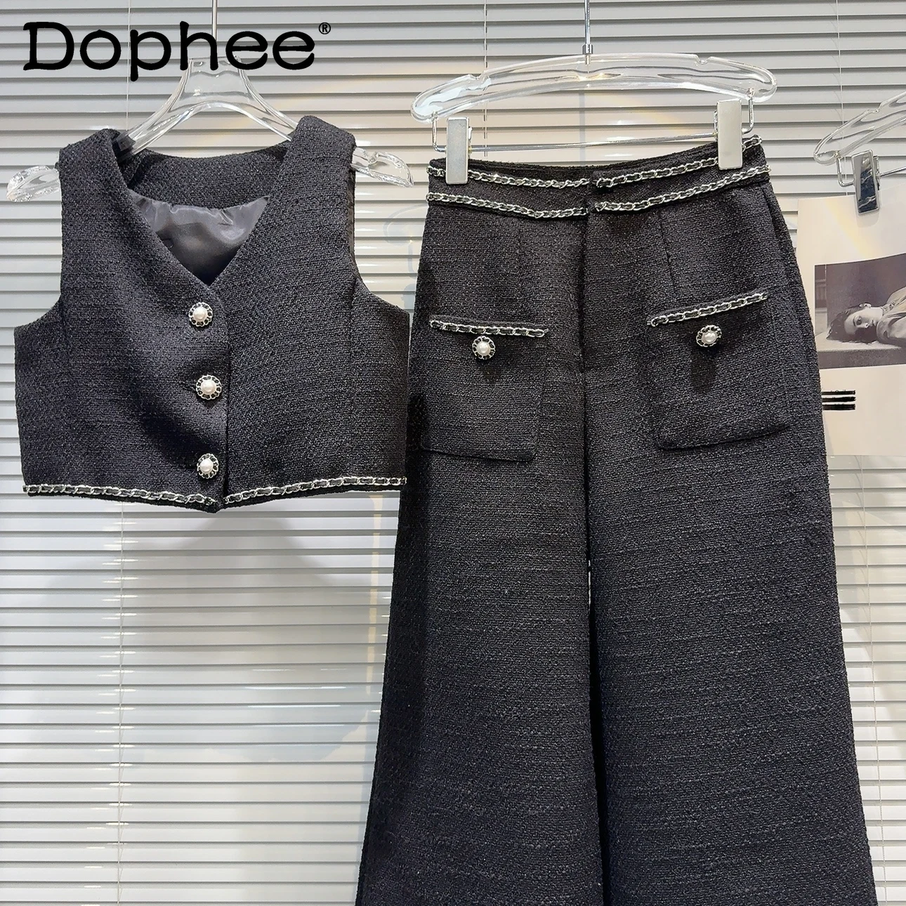 Commuter Style Pant Sets 2024 Autumn New Pearl Buckle V Neck Vest + Chain Edge Horn Trousers Two Piece Sets Womens Outifits
Commuter Style Pant Sets 2024 Autumn New Pearl Buckle V Neck Vest + Chain Edge Horn Trousers Two Piece Sets Womens Outifits