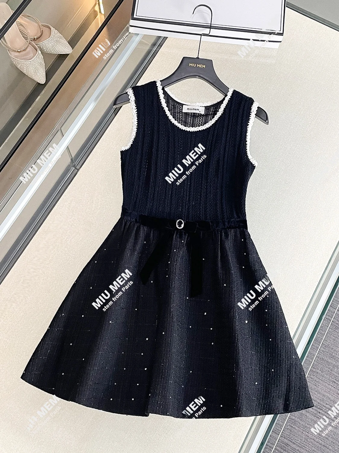 High Waist Knitted Vest Dress with Bow Tie Waist Cinching Hepburn Style Women's High-End Fashion Autumn Clothing
High Waist Knitted Vest Dress with Bow Tie Waist Cinching Hepburn Style Women's High-End Fashion Autumn Clothing