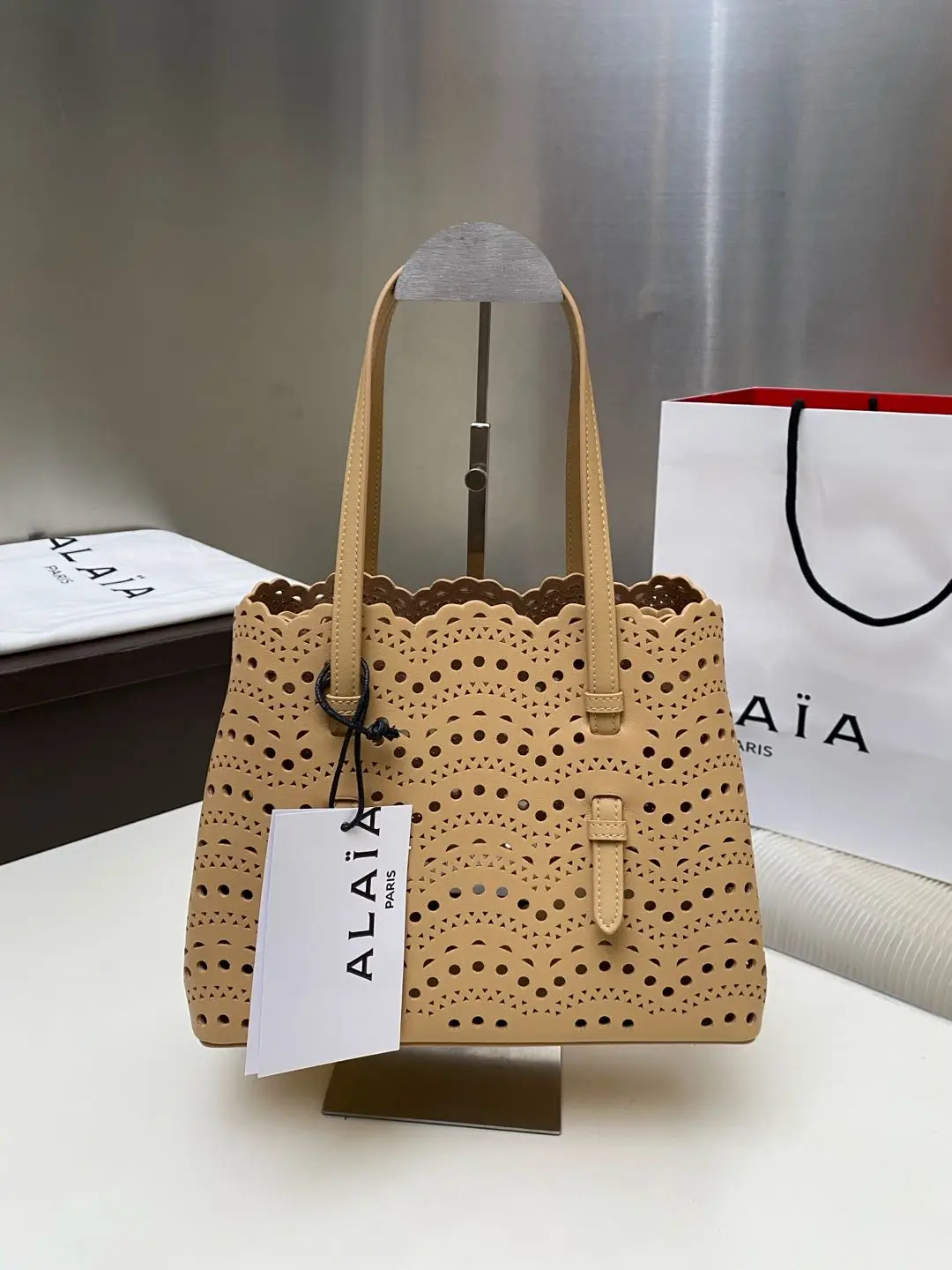 Women's Calfskin Shoulder Bag Stylish Hollow Out Tote Bags Fashionable Leather Handbags for Women with Purse
Women's Calfskin Shoulder Bag Stylish Hollow Out Tote Bags Fashionable Leather Handbags for Women with Purse
