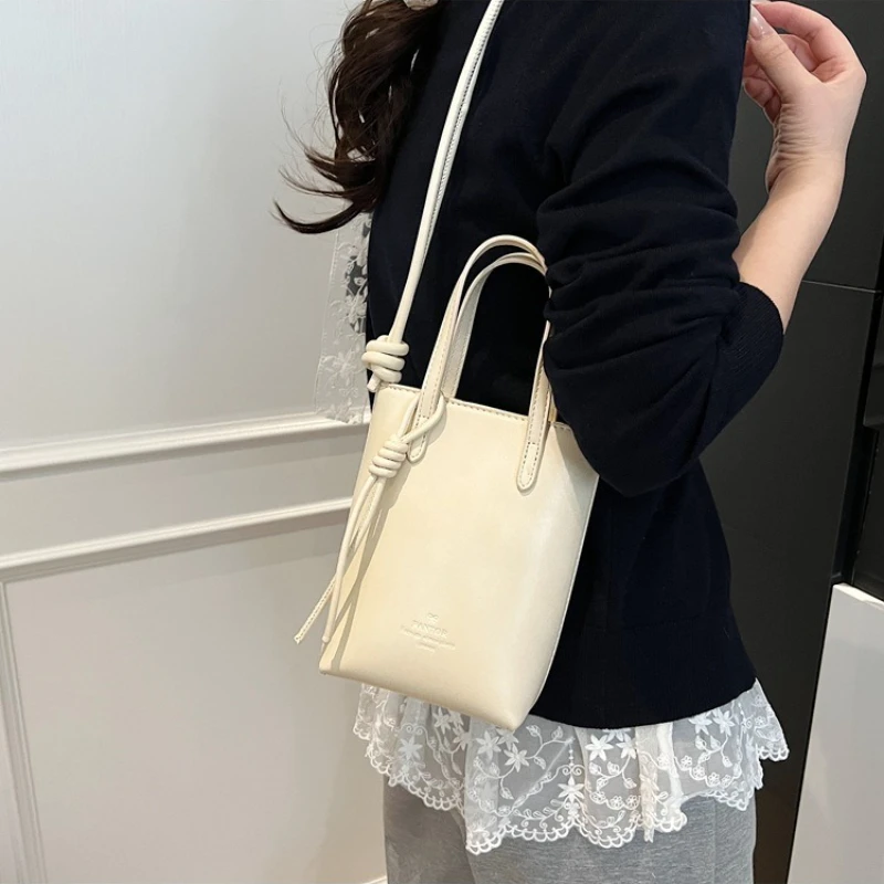 Senior sense of niche retro oil waxed leather handheld cell phone bag commuting versatile foreign gas solid color crossbody bags
Senior sense of niche retro oil waxed leather handheld cell phone bag commuting versatile foreign gas solid color crossbody bags