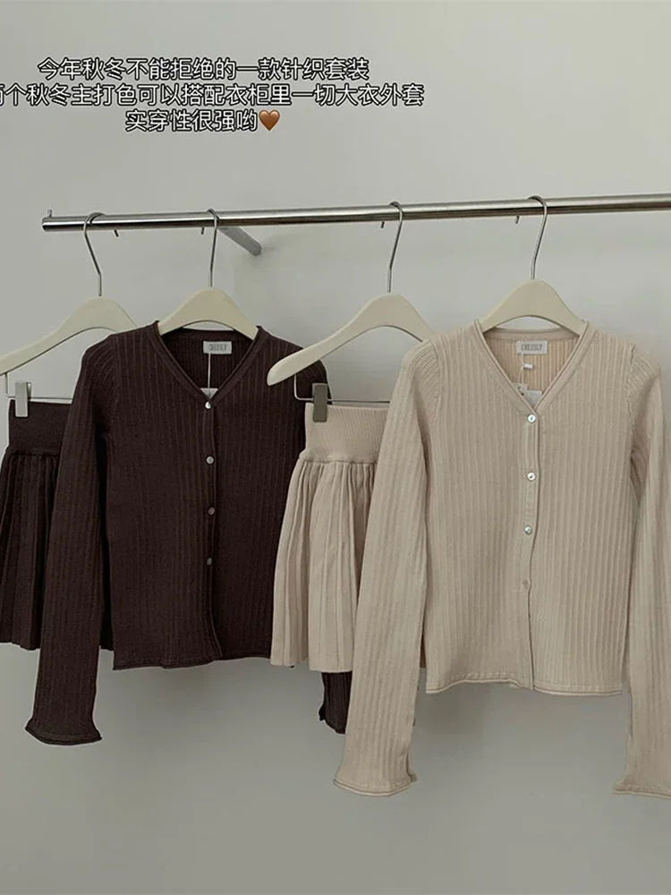 Spring Women Solid Color Vintage Knitted 2 Pieces Outfit V-neck Simple Single Breasted Blouses+A-line Short Pleated Skirts
Spring Women Solid Color Vintage Knitted 2 Pieces Outfit V-neck Simple Single Breasted Blouses+A-line Short Pleated Skirts