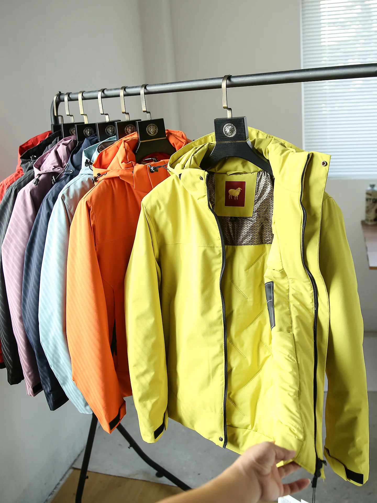 Мужская утепленная модная куртка с капюшоном для осени и зимы, с наполнителем из овечьей шерсти, многослойная, хлопковая, молодежная, приталенного кроя
Мужская утепленная модная куртка с капюшоном для осени и зимы, с наполнителем из овечьей шерсти, многослойная, хлопковая, молодежная, приталенного кроя