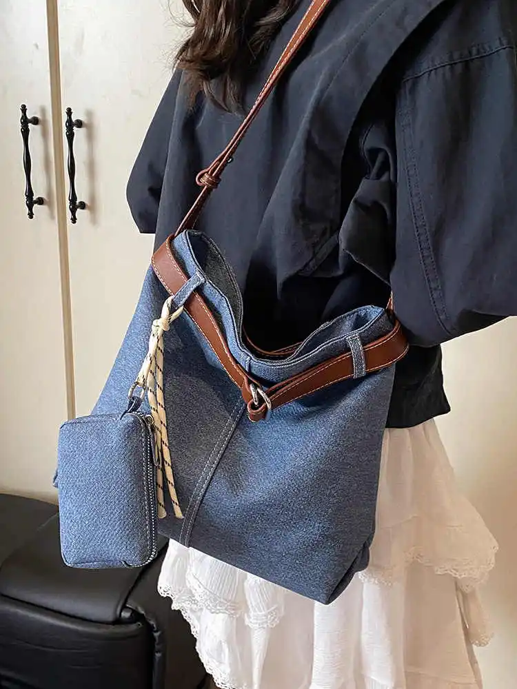 Women Large Capacity Shoulder Tote Bag New Autumn Winter Casual Crossbody Bag Fashion Denim Blue Commuter Underarm Bucket Bag
Women Large Capacity Shoulder Tote Bag New Autumn Winter Casual Crossbody Bag Fashion Denim Blue Commuter Underarm Bucket Bag