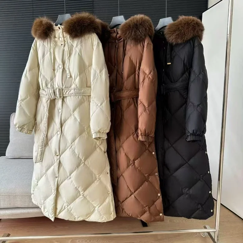 Winter 2025 Women's Fox Fur Collar Quilted down Jacket Y2K High Street Fashion Belt Decorated Warm Long Coat Diamond Pattern
Winter 2025 Women's Fox Fur Collar Quilted down Jacket Y2K High Street Fashion Belt Decorated Warm Long Coat Diamond Pattern