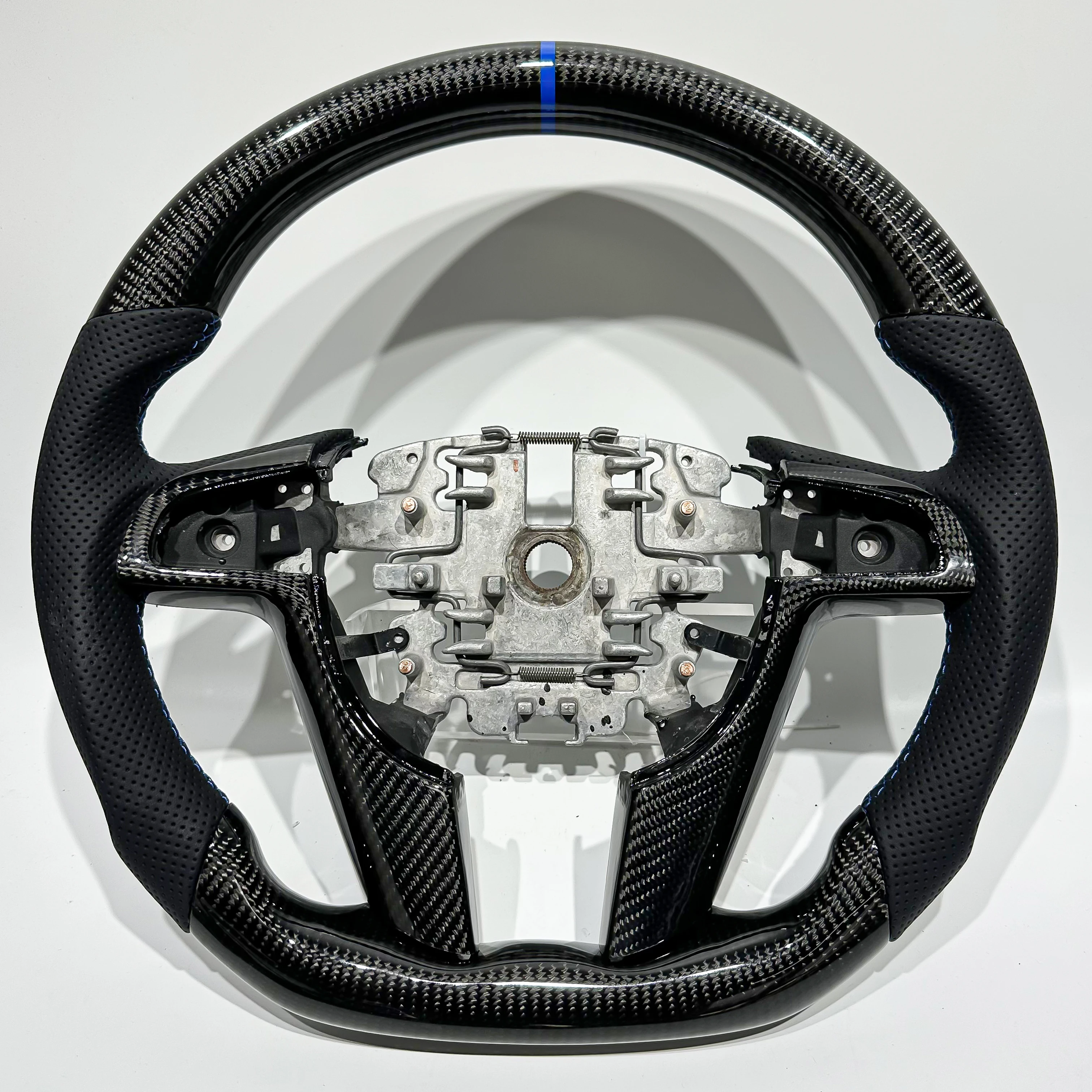 Fast shipping high-quality carbon fiber steering wheel suitable for Holden Commodore VE Pontiac G8 Chevrolet SS
Fast shipping high-quality carbon fiber steering wheel suitable for Holden Commodore VE Pontiac G8 Chevrolet SS