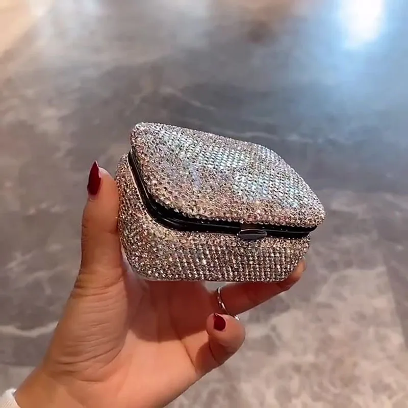 Новая креативная портативная шкатулка для драгоценностей с инкрустацией бриллиантами, кольцо, ожерелье, серьги, органайзер, коробки, украшение для рабочего стола, изысканное украшение
Новая креативная портативная шкатулка для драгоценностей с инкрустацией бриллиантами, кольцо, ожерелье, серьги, органайзер, коробки, украшение для рабочего стола, изысканное украшение