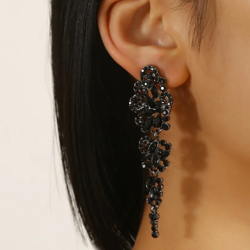 Exaggerated Long Earrings for Brides, Hollow Alloy Earrings for Women, Fashionable Jewelry Accessories
Exaggerated Long Earrings for Brides, Hollow Alloy Earrings for Women, Fashionable Jewelry Accessories