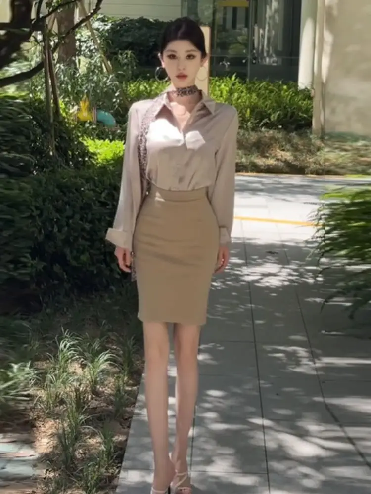 Elegant Lightweight Fashion Set High Waist Short Skirt And Shirt Two Piece Ensemble Comfortable Button up Neck Design
Elegant Lightweight Fashion Set High Waist Short Skirt And Shirt Two Piece Ensemble Comfortable Button up Neck Design