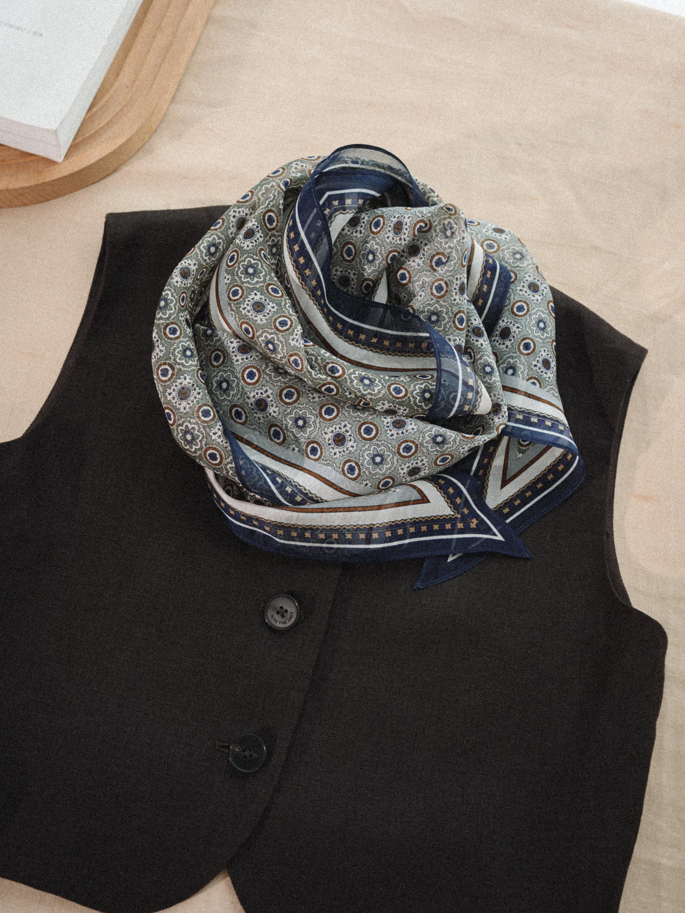 GOTAN Vintage Silk Scarf 100% Silk Geometric Pattern Commuter Old Money Style Long Scarf Korean Style Fashion Accessory
GOTAN Vintage Silk Scarf 100% Silk Geometric Pattern Commuter Old Money Style Long Scarf Korean Style Fashion Accessory
