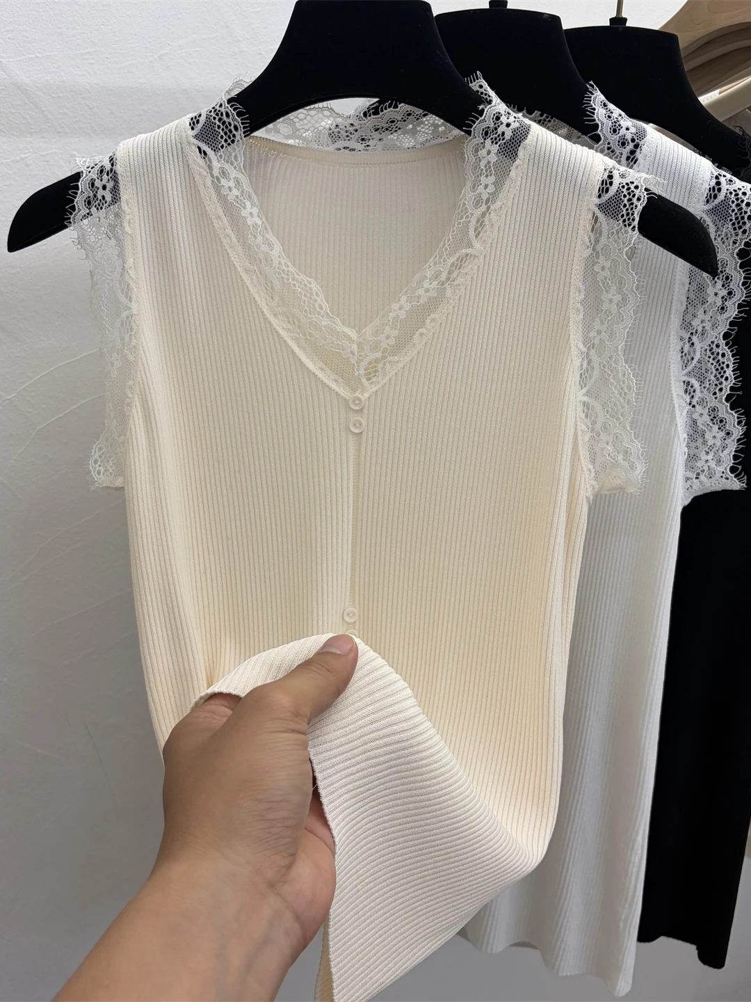 High-End Women's Lace Patchwork V-Neck Sleeveless Slimming Vest Versatile Inner And Outer Wear Breathable Knitted Top
High-End Women's Lace Patchwork V-Neck Sleeveless Slimming Vest Versatile Inner And Outer Wear Breathable Knitted Top