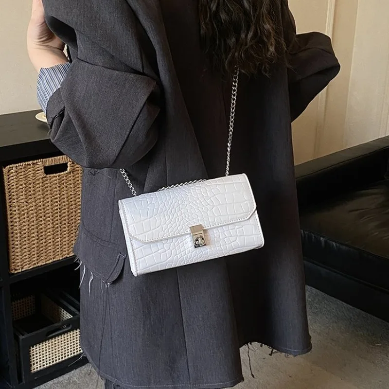 Retro Elegant Shoulder Bag Women Luxury Material Matching Classic Style Design Daily Fashionable Bag
Retro Elegant Shoulder Bag Women Luxury Material Matching Classic Style Design Daily Fashionable Bag