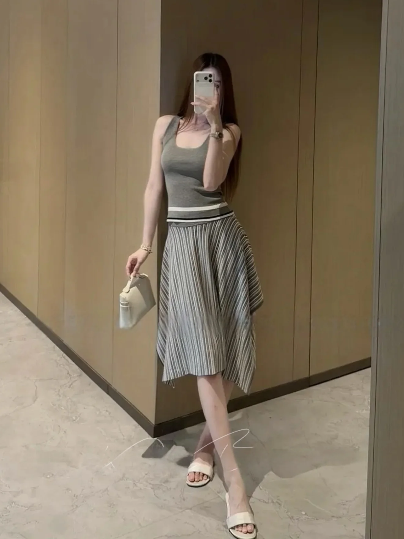 Korean Style Simple Strap Top Women's Slim Fit Midi Skirt Two Piece Set Summer Fashion Striped Vest And Skirt Outfit
Korean Style Simple Strap Top Women's Slim Fit Midi Skirt Two Piece Set Summer Fashion Striped Vest And Skirt Outfit