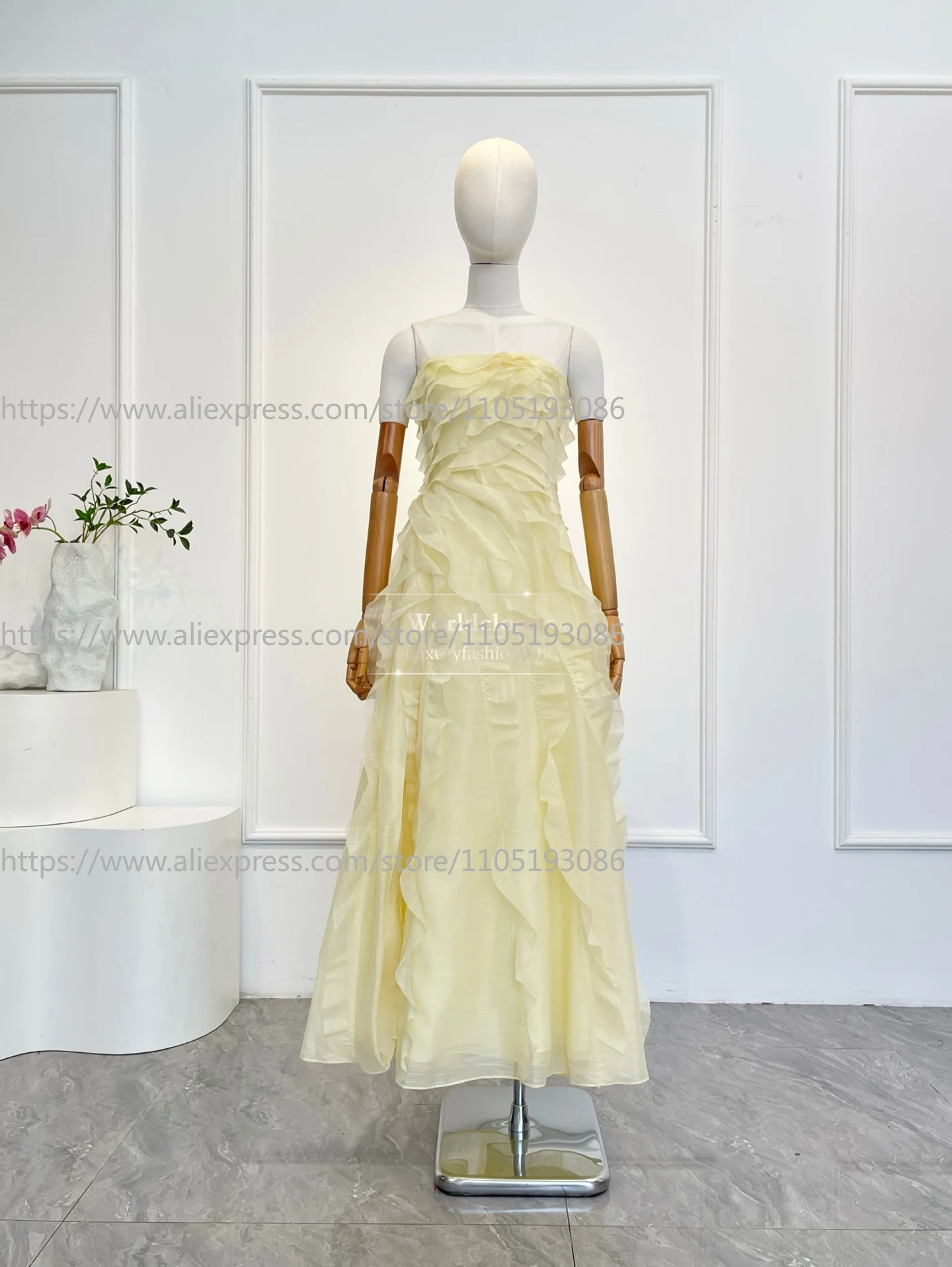 2026 New Women's Beautiful Blue/Pink/Yellow Ruffles Overlay Strapless Slit Sleeveless Tube Maxi Dress
2026 New Women's Beautiful Blue/Pink/Yellow Ruffles Overlay Strapless Slit Sleeveless Tube Maxi Dress
