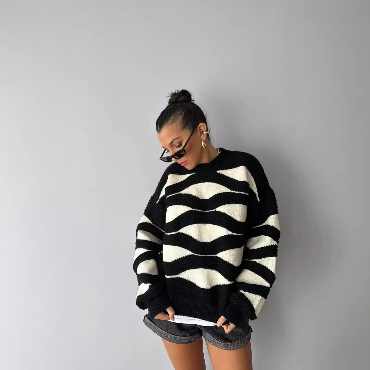 A Niche Classic Black White Striped Knitted For Women In Autumn And Winter, Loose, Lazy, Comfortable, Versatile Round Neck
A Niche Classic Black White Striped Knitted For Women In Autumn And Winter, Loose, Lazy, Comfortable, Versatile Round Neck