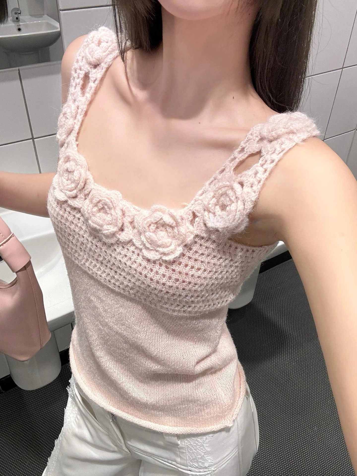 Корейский вязаный топ с розами, женский летний телесный розовый жилет на бретелях, милый молодежный облегающий жилет обычной длины для поездок на работу 
Корейский вязаный топ с розами, женский летний телесный розовый жилет на бретелях, милый молодежный облегающий жилет обычной длины для поездок на работу
