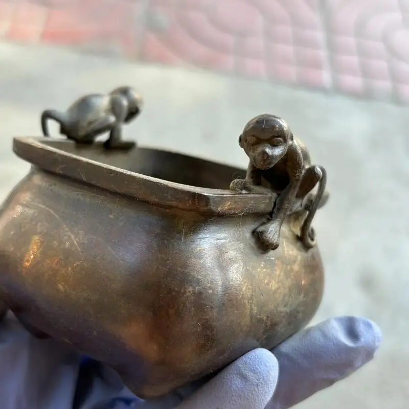 Antique miscellaneous collection copper monkey carving incense burner home desktop decoration retro handicraft
Antique miscellaneous collection copper monkey carving incense burner home desktop decoration retro handicraft