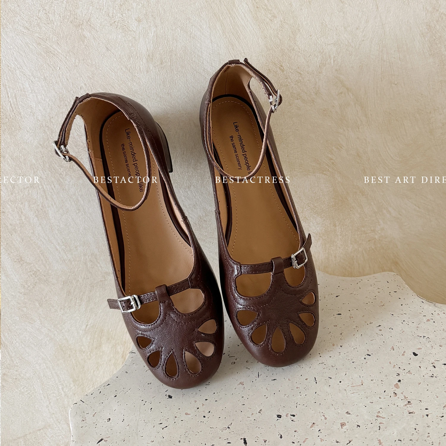 Fashion Women Elegant Sandals Hollow out Pumps Genuine Leather Summer Casual Flats Office Mary Jane Shoes Party Dress Size 34-40
Fashion Women Elegant Sandals Hollow out Pumps Genuine Leather Summer Casual Flats Office Mary Jane Shoes Party Dress Size 34-40