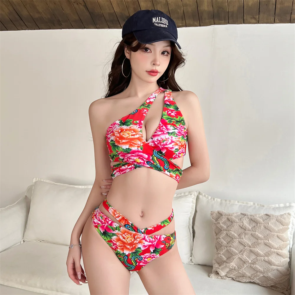 Сексуальный красный купальник с крупным цветочным принтом в стиле «Северо-Восток», новинка 2025 года, с перекрестными бретелями на плечах, для горячих источников, раздельный дизайн, для фотосессий
Сексуальный красный купальник с крупным цветочным принтом в стиле «Северо-Восток», новинка 2025 года, с перекрестными бретелями на плечах, для горячих источников, раздельный дизайн, для фотосессий