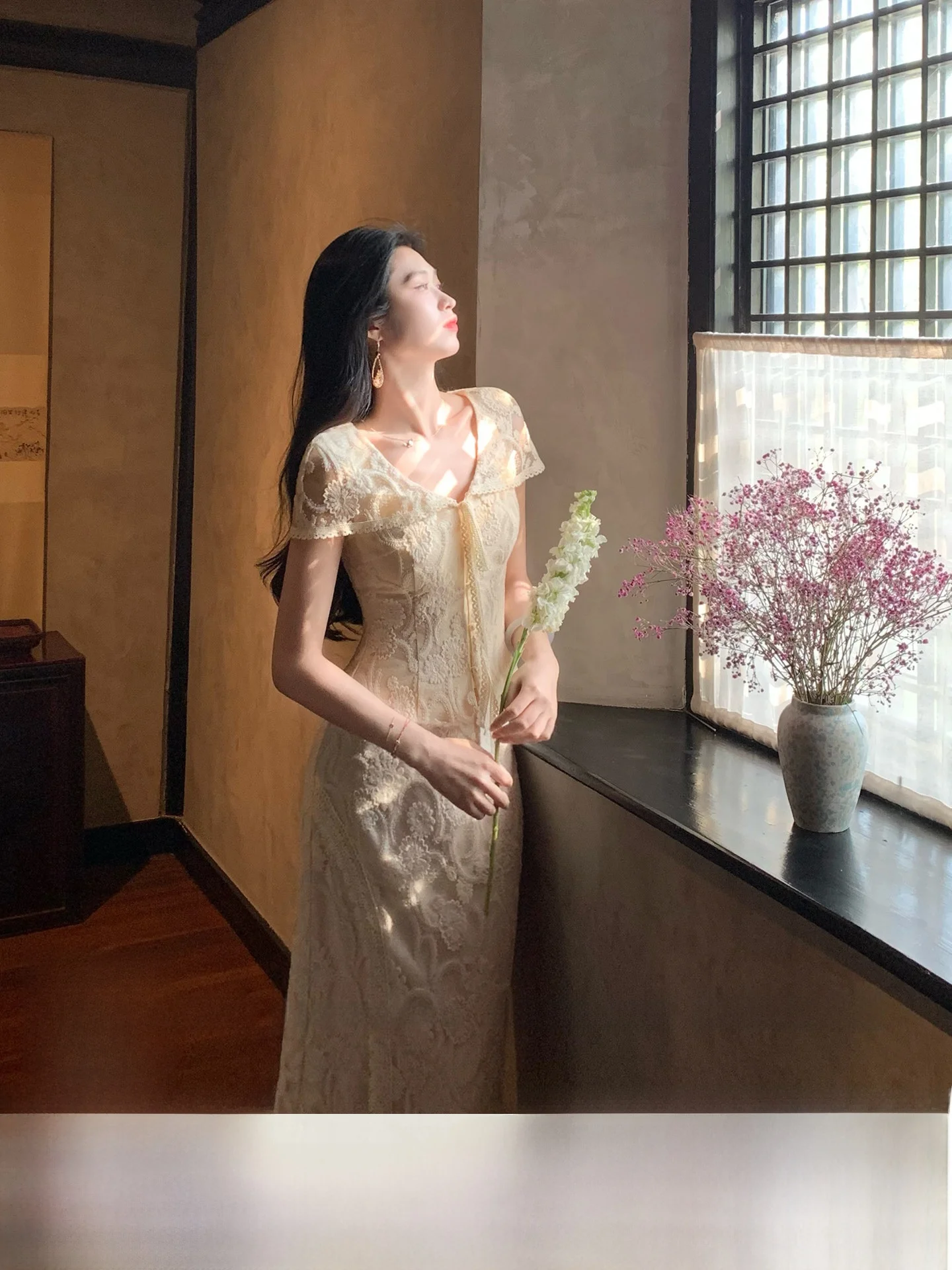 Комплект Lingshan Zhihe: юбка с высокой талией и кружевной вышивкой, топ с коротким рукавом и V-образным вырезом, приталенный летний модный женский комплект
Комплект Lingshan Zhihe: юбка с высокой талией и кружевной вышивкой, топ с коротким рукавом и V-образным вырезом, приталенный летний модный женский комплект