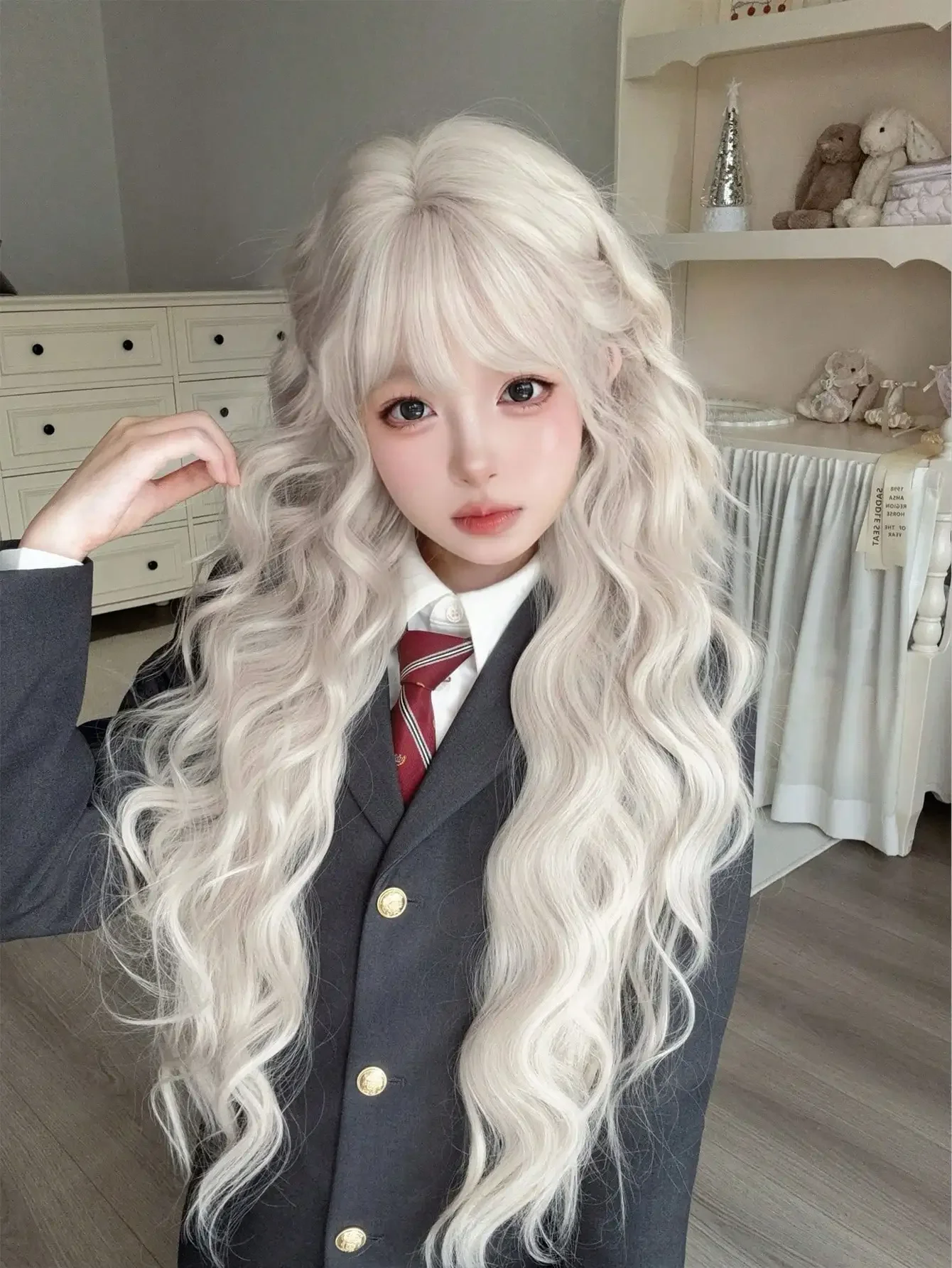 34-Inch Long Synthetic Wig Featuring A Natural Wavy Style In A A Stunning Light Gray. Designed With Bangs , This False Hairpiece Is Perfect For Ms Daily Use, Offering A Natural And Realistic Appearance That Mimics Gift For Ladies.
34-Inch Long Synthetic Wig Featuring A Natural Wavy Style In A A Stunning Light Gray. Designed With Bangs , This False Hairpiece Is Perfect For Ms Daily Use, Offering A Natural And Realistic Appearance That Mimics Gift For Ladies.