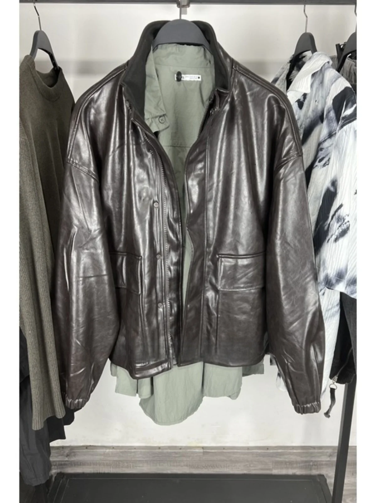 Spring Autumn New Style Men's Faux Leather Jacket with Stand Collar And Pocket Decorations Regular Fit Long Sleeve Zipper Coat
Spring Autumn New Style Men's Faux Leather Jacket with Stand Collar And Pocket Decorations Regular Fit Long Sleeve Zipper Coat