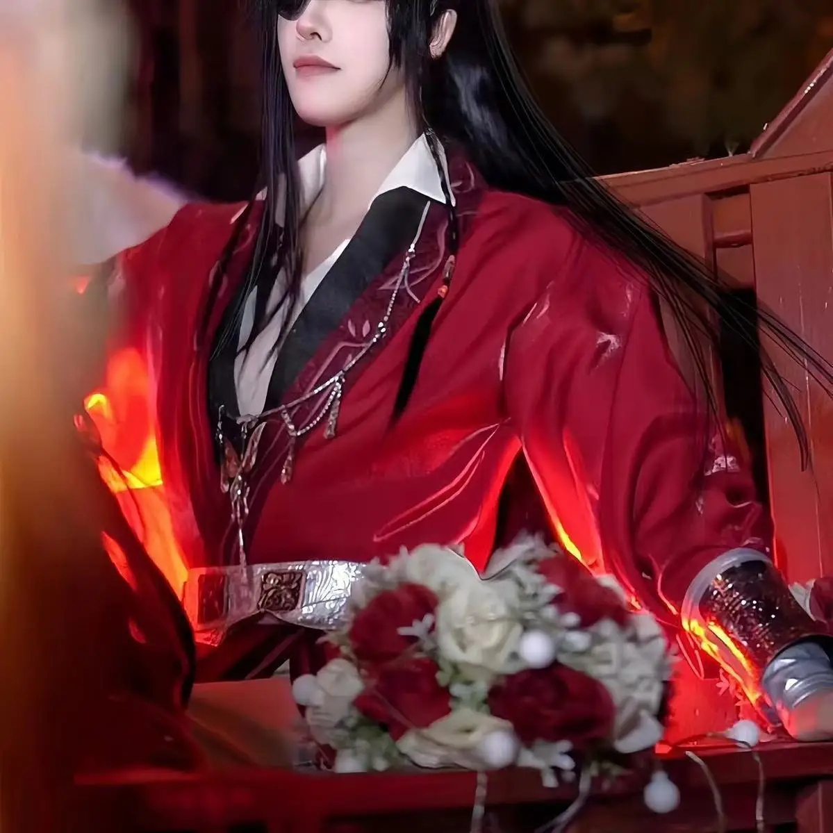 Новый костюм для косплея Hua Cheng, официальное благословение небес Tian Guan Ci Fu Hanfu San Lang Huacheng, наряды с реквизитом для маски для глаз
Новый костюм для косплея Hua Cheng, официальное благословение небес Tian Guan Ci Fu Hanfu San Lang Huacheng, наряды с реквизитом для маски для глаз