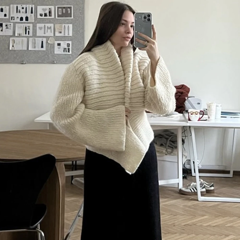 Ticketsx Women Vintage Solid Lapel Slim Fit V-neck Sweater Elegant Knitted Single Button Sweater Female High Street Knitwear
Ticketsx Women Vintage Solid Lapel Slim Fit V-neck Sweater Elegant Knitted Single Button Sweater Female High Street Knitwear