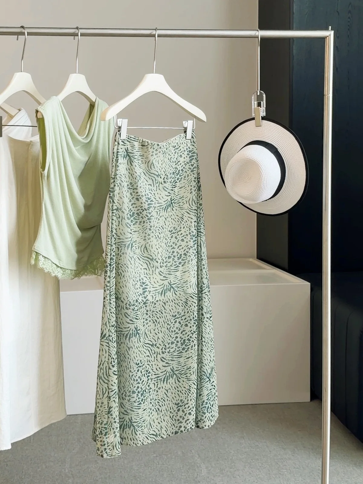 Harajuku Chic Light Green Leopard Abstract Print Skirt Elastic Waist A-line Chiffon Maxi Skirt For Women Streetwear Date Night
Harajuku Chic Light Green Leopard Abstract Print Skirt Elastic Waist A-line Chiffon Maxi Skirt For Women Streetwear Date Night