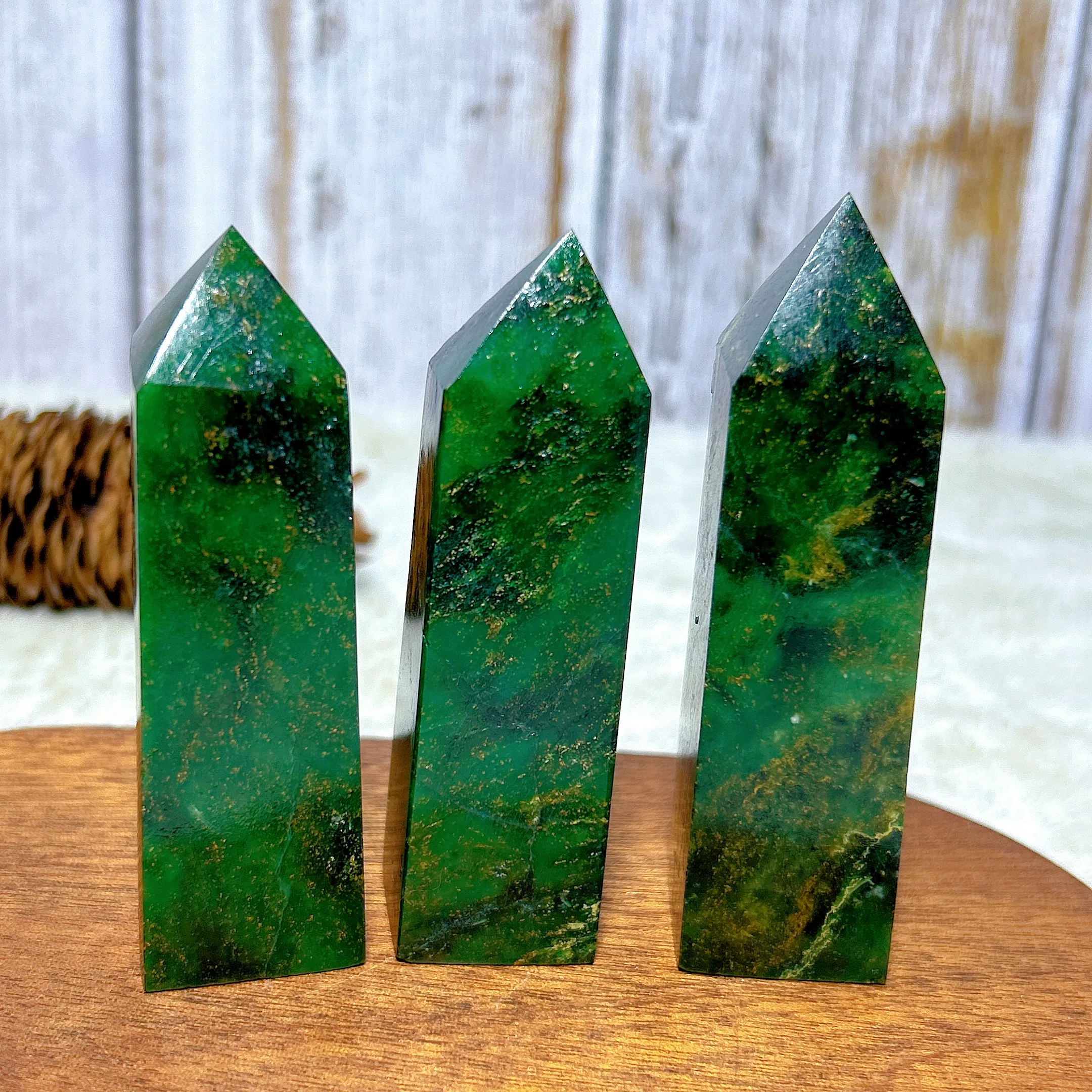Natural Crystal Emerald Tower Point High Quality Healing Gemstones Mineral Energy Stone Reiki Home Decorations Gift
Natural Crystal Emerald Tower Point High Quality Healing Gemstones Mineral Energy Stone Reiki Home Decorations Gift